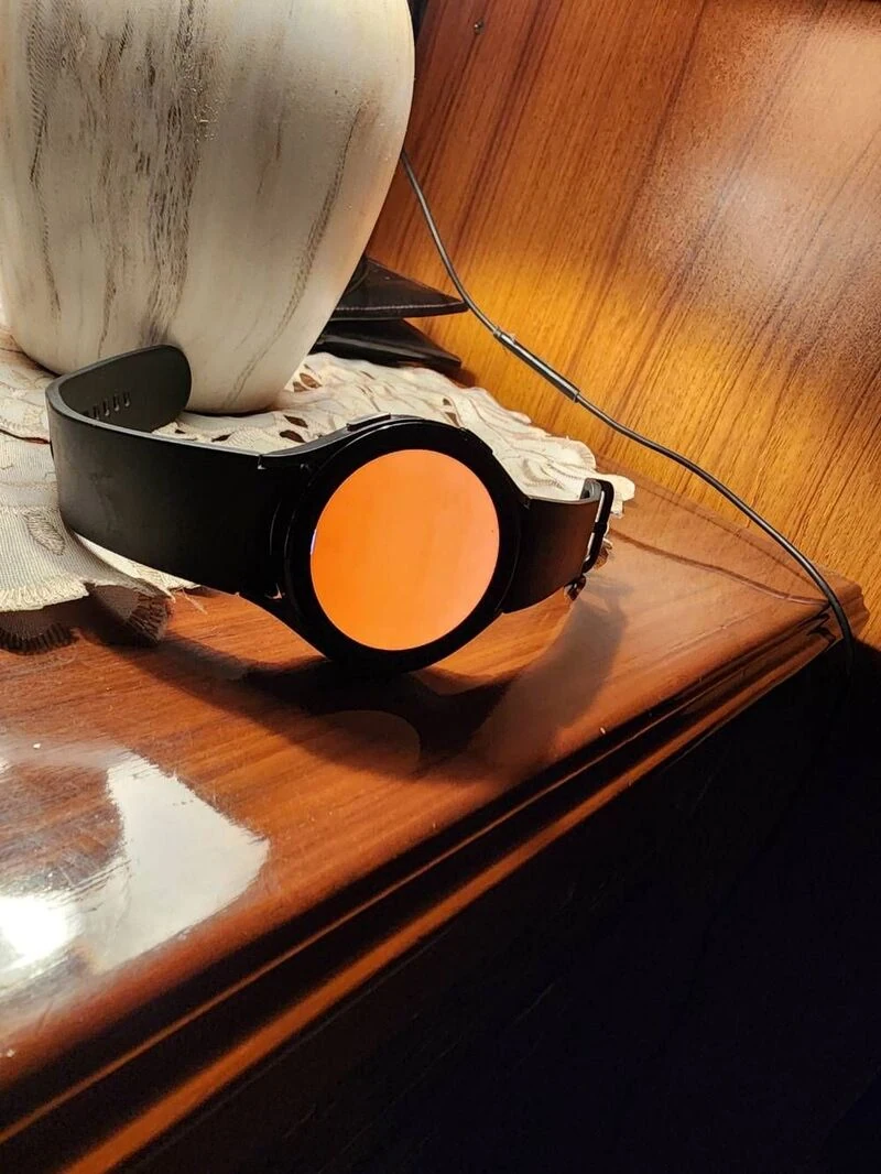 Galaxy Watch 4 red screen 2
